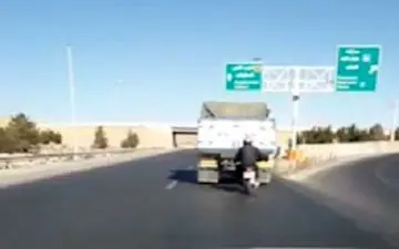 حرکت خطرناک موتورسوار در جاده + فیلم 