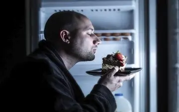 غذا خوردن در اواخر شب دشمن واقعی شما!