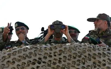 هشدار به 2 ناو ائتلاف در منطقه رزمایش/شلیک راکت های نقطه زن نازعات و فجر5