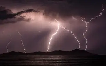  صاعقه در سواحل فریدونکنار، مسافر خرم آبادی را به کما برد