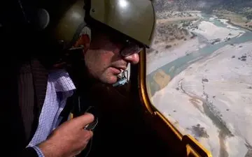 غواصان نیروی دریایی سپاه در «بشار»؛ جست‌‌وجو برای جسد جوان غرق شده ادامه دارد