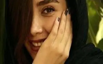 تیپ و ژست دیبا زاهدی در کافی شاپ