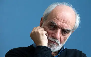 آغداشلو: کار هنرمند، سیاسی‌کاری نیست