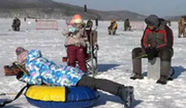برگزاری جشنواره ماهی‌گیری از دریاچه یخ‌زده در روسیه 