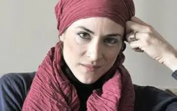 تیپ متفاوت خانم بازیگر در کلیسای کلن آلمان