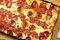 پیتزا دیترویت: سفری به طعم‌های جدید با پیتزای ضخیم و ترد! + آموزش تهیه