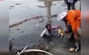 فداکاری کارگر وظیفه‌شناس خوزستانی برای باز کردن فاضلاب +فیلم 