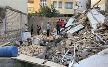ریزش ساختمان ۲ طبقه در اصفهان/ ۲ نفر زیر آوار محبوس شدند