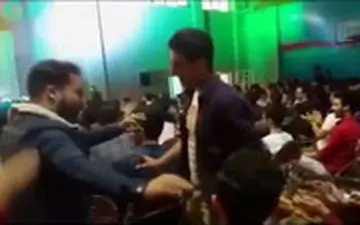 پخش ترانه خواننده زن لس‌آنجلسی و رقص در مراسم دانشجویی!