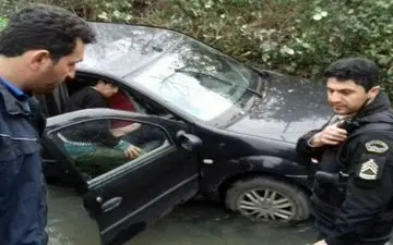 سقوط خودروی سواری به رودخانه ای در غرب گیلان حادثه آفرید