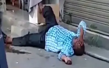 تصاویری از افتادن یک فرد مبتلا به کرونا در خیابان‌