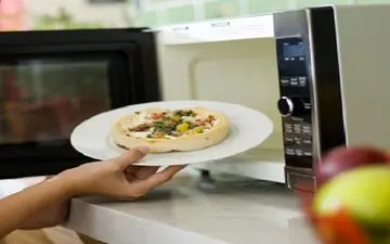 خطر در کمین است: غذاهایی که در مایکروویو سمی می‌شوند