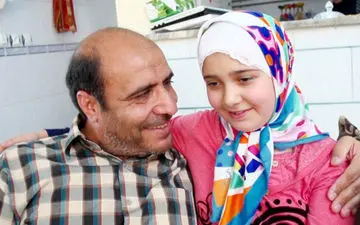 لحظات تلخ اعلام خبر شهادت شهید مدافع حرم به دختر کوچکش +فیلم 