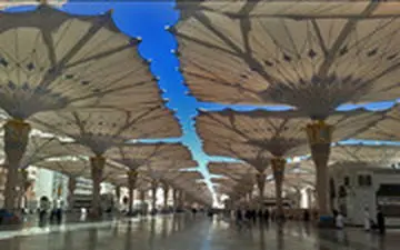  ۲۵۰ چتر غول پیکر برای فرار از گرما در مسجدالنبی 