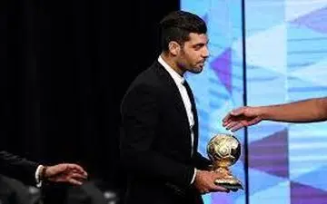 جوایز مهدی طارمی به موزه آستان قدس رضوی اهدا شد +عکس