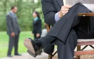 روی هم انداختن پاها و آسیبهای کمر و لگن