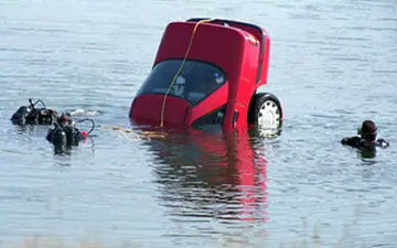 نجات یک زن از وسط دریاچه توسط پلیس + فیلم