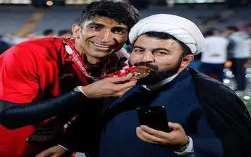 عکسی جالب از روحانی پرسپولیسی در جشن قهرمانی