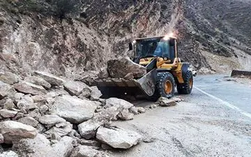 ریزش کوه در محور ایلام به سمت دره شهر( تنگه رازیانه)
