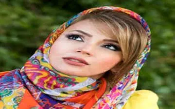 ژست شبنم قلی خانی در باغ ارم شیراز