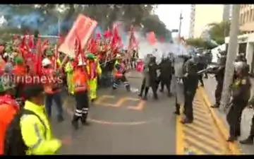 ویدئویی عجیب از حمله به پلیس با چوب و چماق در پرو 