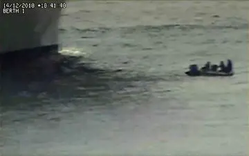 نجات معجزه آسای از مرگ سرنشینان قایق بادی +فیلم