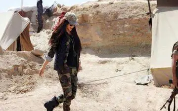 مدلی که در سوریه لباس رزم به تن کرد (+عکس)