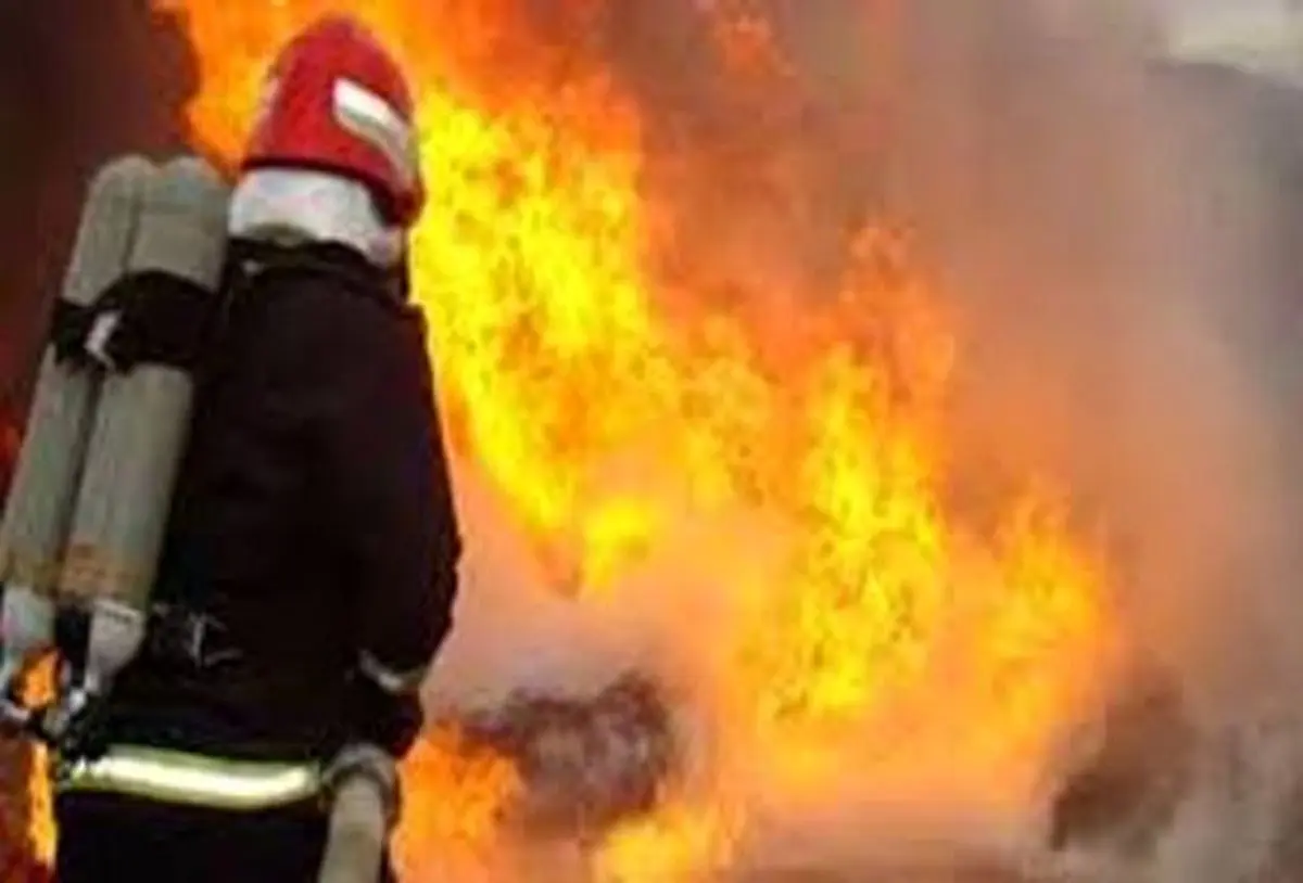 مصدومیت یک مرد درآتش سوزی کارگاه تریکو بافی وانفجارانبارموادمحترقه درخیابان مولوی
