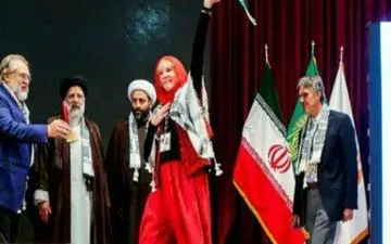 زنی که در مقابل رئیسی حرکات موزون انجام داد 