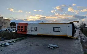 واژگونی هولناک اتوبوس مسافربری در اصفهان