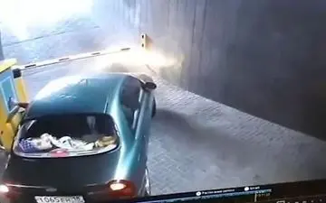 هیچ مانعی جلودار این راننده ناوارد نیست! 