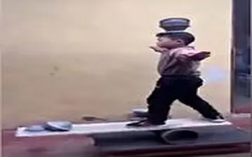 حرکات نمایشی پسربچه چینی با کاسه