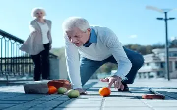 توصیه‌هایی برای کاهش خطر زمین‌ خوردن در دوران سالمندی
