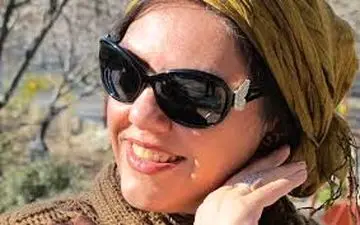 پوشش و ظاهر متفاوت افسانه چهره آزاد به همراه همسرش؛ خارج از کشور