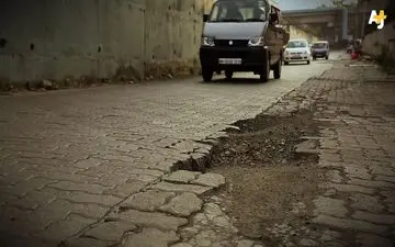 مردی که دشمن چاله های خیابان است!+فیلم