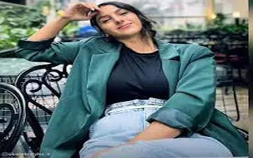 پوشش جالب “خانم بازیگر” در قهوه خانه سنتی/ عکس