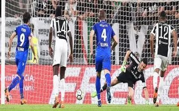  یوونتوس 3-1 بولونیا: عکس بیانکونری روی جام