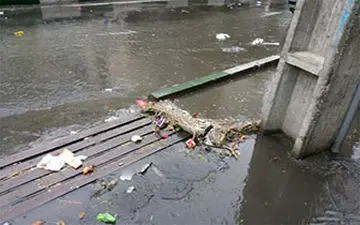 فاضلابی که شهروندان اهوازی را به دردسر انداخته است+فیلم