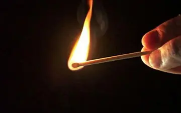 روشن کردن کبریت با کمک قوانین فیزیکی + فیلم 