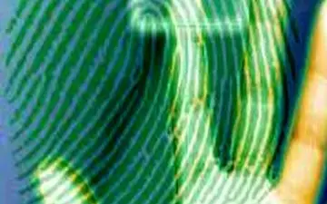 مواجهه پلیس با زن عجیبی که اثر انگشت نداشت + عکس ها