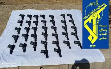 سرهنگ علی جعفری فرمانده تیپ امیرالمومنین (ع)ایلام ازکشف و ضبط 37 قبضه اسلحه کمری در شمال غرب کشور خبرداد