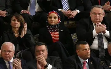 پوشش عجیب یک زن در سخنرانی ترامپ