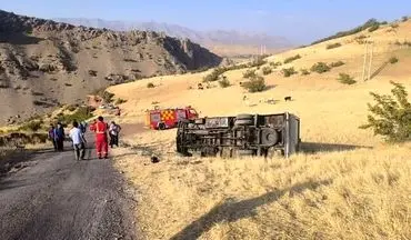 حادثه در منطقه تفریحی دورود؛ واژگونی مینی‌بوس ۱۷ مصدوم برجا گذاشت