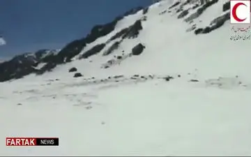 حرکت امدادگران به طرف محل سقوط هواپیما + فیلم