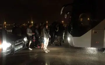  هواداران خشمگین جلوی اتوبوس را گرفتند !