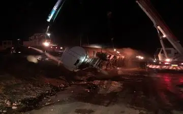 واژگونی تانکر ۳۰ هزار لیتری بنزین در محور سروستان