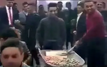 ریختن نقل و نبات بر سر داماد با بیل و فرغون