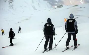 استقرار پلیس‌های اسکی سوار در کوهستان