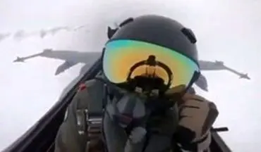 لحظه برخورد صاعقه با خلبان F-18 +فیلم 
