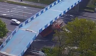 عبور ناموفق کامیون از زیر پل حادثه ساز شد